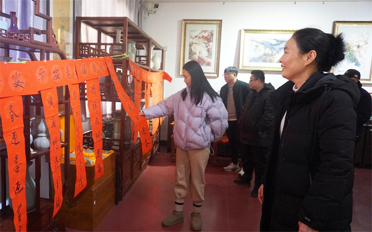 開封北宋官瓷藝術博物館、開封市宋韻書畫藝術博物館聯合開展送春聯活動