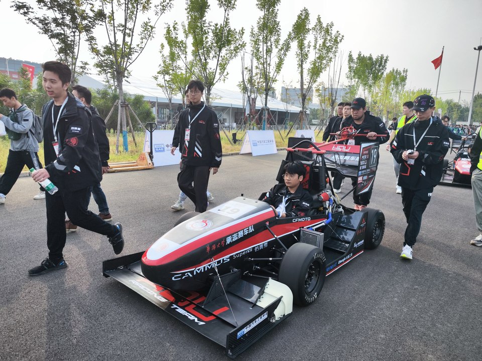 “學生造賽車”競速鄭州 中國大學生方程式汽車大賽首次來豫