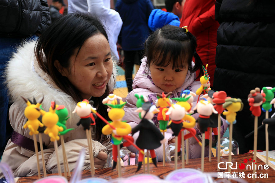 【焦點圖-大圖（頁面標題：傳承非遺文化 幼兒園辦廟會慶元宵）】【移動端-焦點圖】【圖説1】【親子-圖片】傳承非遺文化 鄭州一幼兒園“民俗廟會”慶元宵