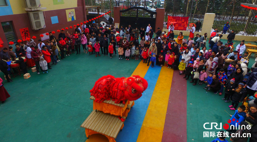 【焦點圖-大圖（頁面標題：傳承非遺文化 幼兒園辦廟會慶元宵）】【移動端-焦點圖】【圖説1】【親子-圖片】傳承非遺文化 鄭州一幼兒園“民俗廟會”慶元宵