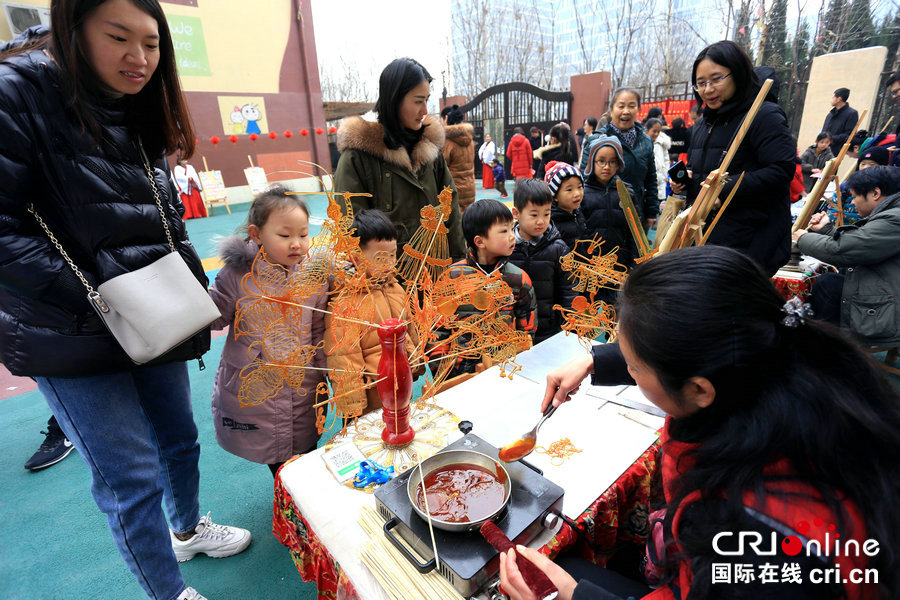 【焦點圖-大圖（頁面標題：傳承非遺文化 幼兒園辦廟會慶元宵）】【移動端-焦點圖】【圖説1】【親子-圖片】傳承非遺文化 鄭州一幼兒園“民俗廟會”慶元宵