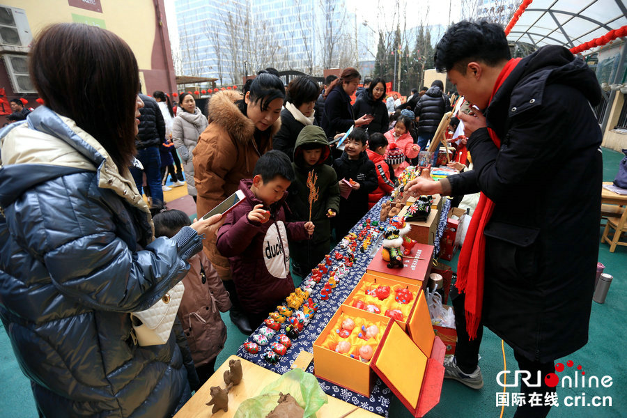 【焦點圖-大圖（頁面標題：傳承非遺文化 幼兒園辦廟會慶元宵）】【移動端-焦點圖】【圖説1】【親子-圖片】傳承非遺文化 鄭州一幼兒園“民俗廟會”慶元宵