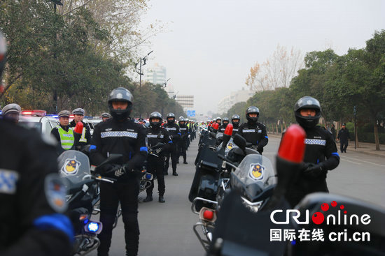 【河南在線-文字列表】【移動端-文字列表】河南開封警方二次舉行警車集中大巡防活動