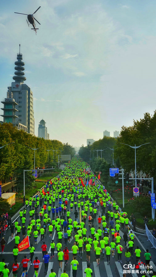 【豫見國際-圖片（頁面標題：馬拉松跑出鄭州“國際范兒”））】【河南在線-文字列表】【移動端-文字列表】題目：【豫見國際】一場馬拉松 跑出鄭州“國際范兒”