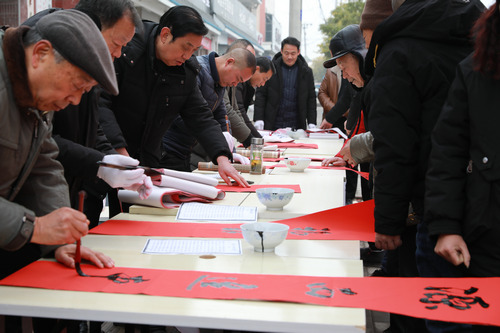 【河南供稿 已刪】平頂山市寶豐縣鬧店鎮：義寫春聯迎新春 濃濃年味暖人心