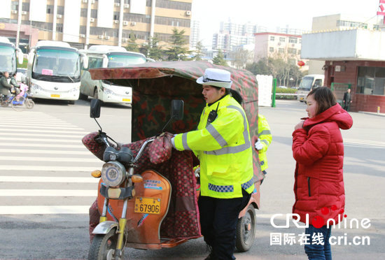 【河南在線-文字列表】【移動端-文字列表】河南寶豐女交警——守護交通安全的“馬路天使”