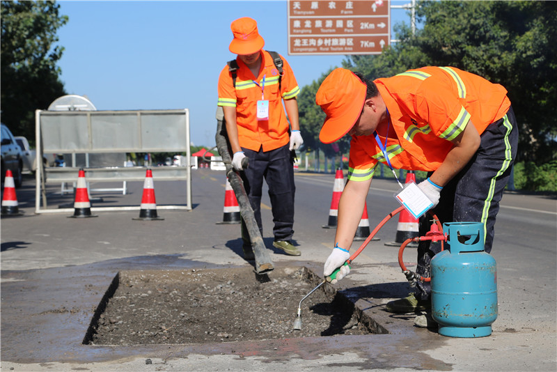 【B】河南寶豐：技能比武展才藝 道路暢通保民生