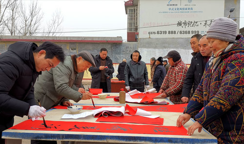 【河南供稿】平頂山市寶豐縣肖旗鄉開展“同心同書 祖國新春好”義寫春聯活動