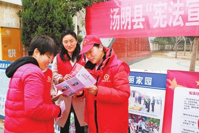 【要聞-文字列表+摘要】【移動端-文字列表】國家憲法日：河南省各地開展憲法宣傳活動