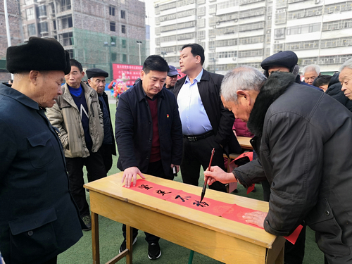 【河南供稿】平頂山市郟縣龍山街道：大紅春聯頌黨恩 鄉賢捐助暖人心