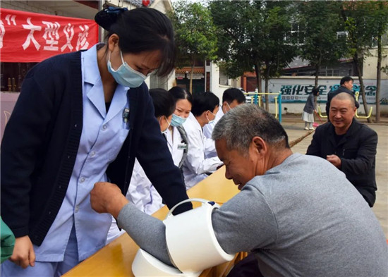 【B】開封市第二中醫院開展全國“扶貧日”調研慰問及義診活動