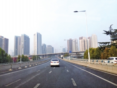 【汽車-圖片（頁面標題：鄭州限行首日：網約車秒接單）】私家車受限 計程車、網約車秒接單 鄭州限行首日車流量減少道路暢通 未現打車難