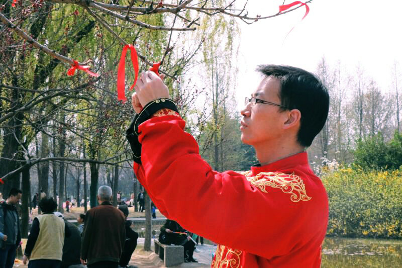 圖片默認標題_fororder_漢服愛好者們在洛邑古城踏青賞紅（鞏衛東 攝）