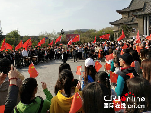 【河南原創】河南開封大學生用快閃唱響愛國情 閃出青春夢