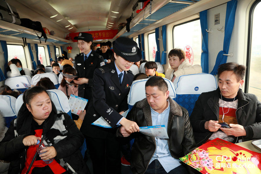 【焦點圖-大圖】【移動端-焦點圖】【圖説1】鄭州鐵警護航春運 溫暖旅客回家路