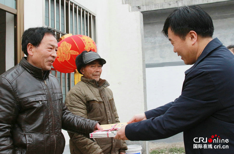 【焦點圖-大圖】【移動端-焦點圖】河南寶豐：貼春聯挂燈籠　歡歡喜喜迎新年