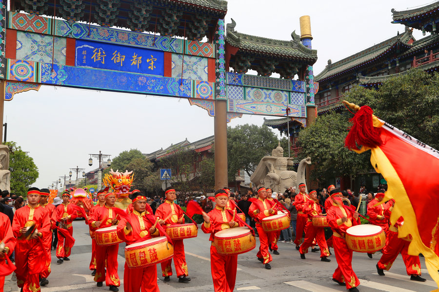 【河南供稿】古都開封1300余人踏春巡遊 再現北宋清明時節盛景