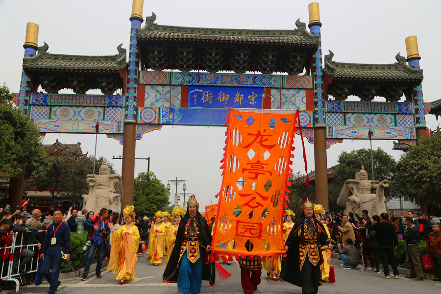 【河南供稿】古都開封1300余人踏春巡遊 再現北宋清明時節盛景