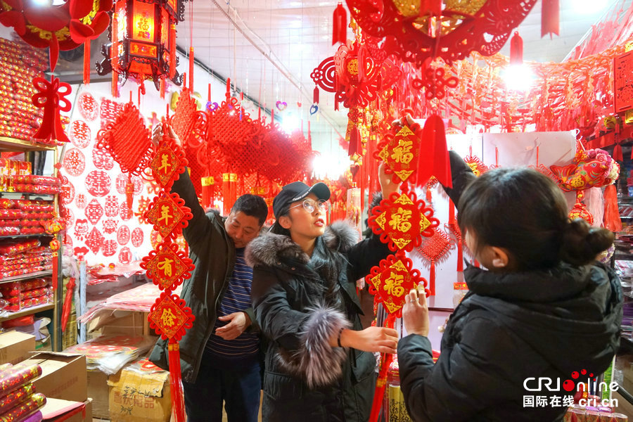 【焦點圖】【移動端焦點圖】鄭州市民熱熱鬧鬧買年貨 迎新年