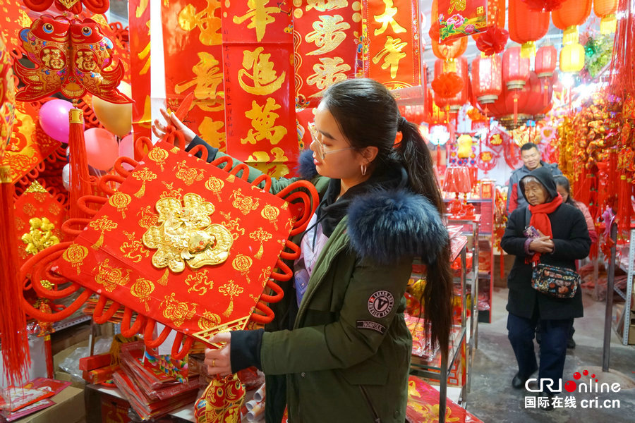 【焦點圖】【移動端焦點圖】鄭州市民熱熱鬧鬧買年貨 迎新年