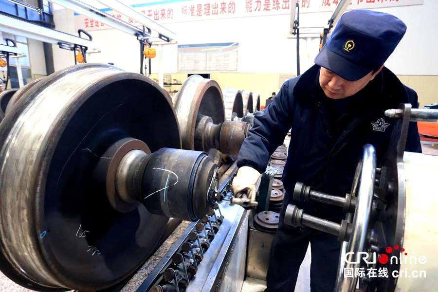 【焦點圖】【移動端焦點圖】【春運故事】探秘鄭州北車輛段春運背後的鐵路“手術車間”