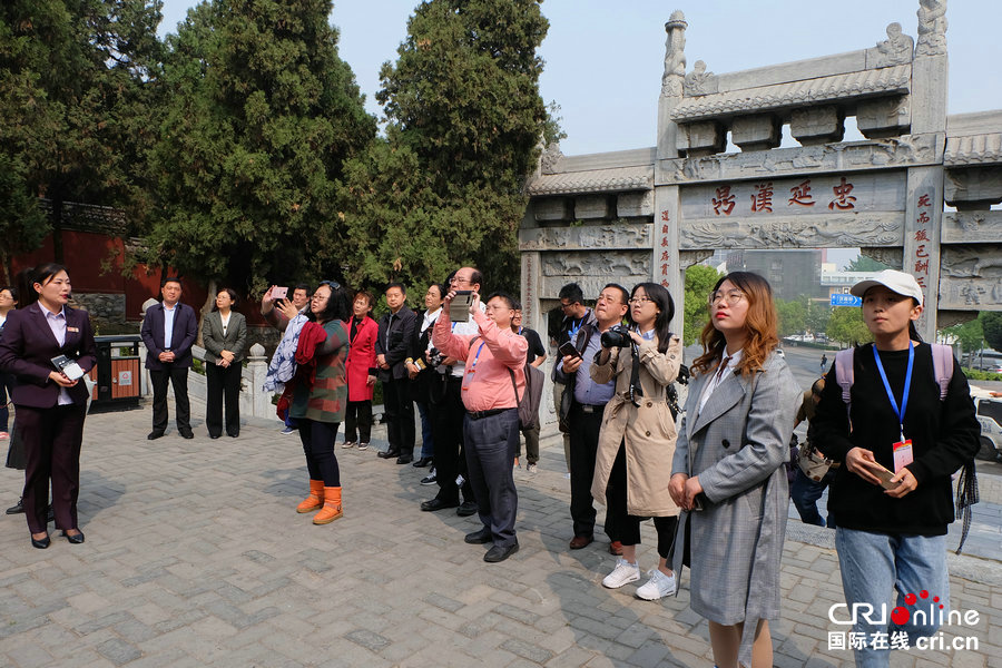 【河南原創】海峽兩岸媒體人走進南陽：探訪武侯祠 了解中醫藥文化（組圖）