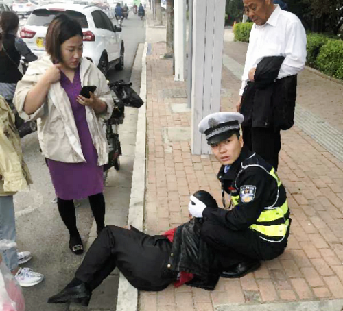 【河南供稿】漯河輔警武鵬輝給摔倒老人當人體“靠墊”20余分鐘