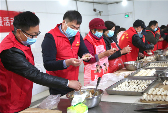 河南寶豐：包餃子迎冬至 愛心涌動送溫暖