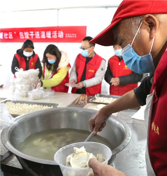 河南寶豐：包餃子迎冬至 愛心涌動送溫暖