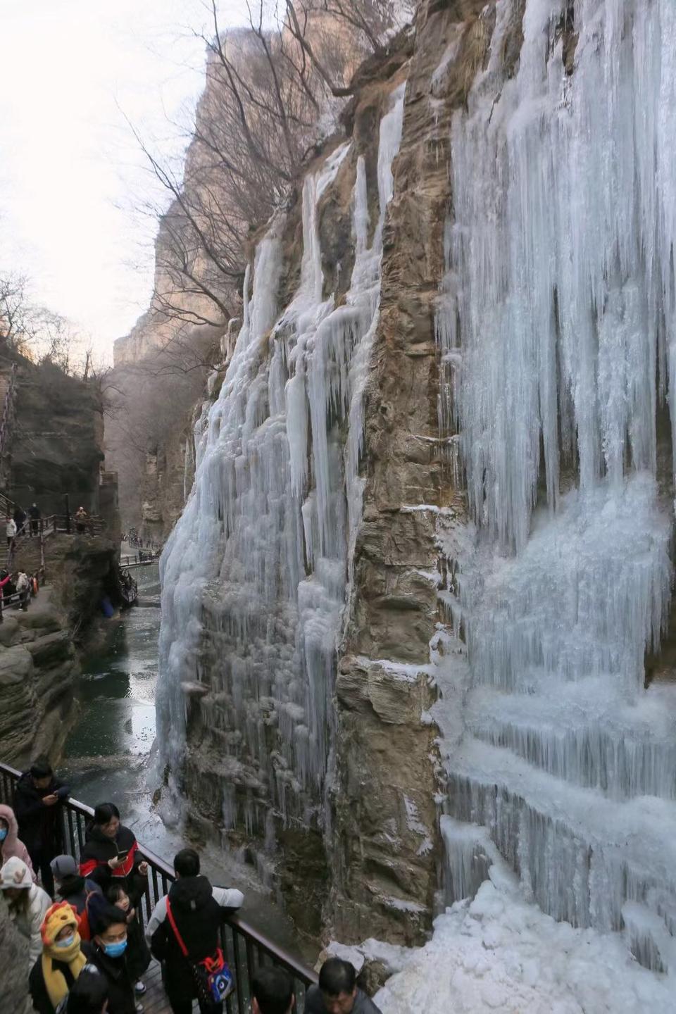 氣溫大降 焦作雲臺山現冰雪世界景色