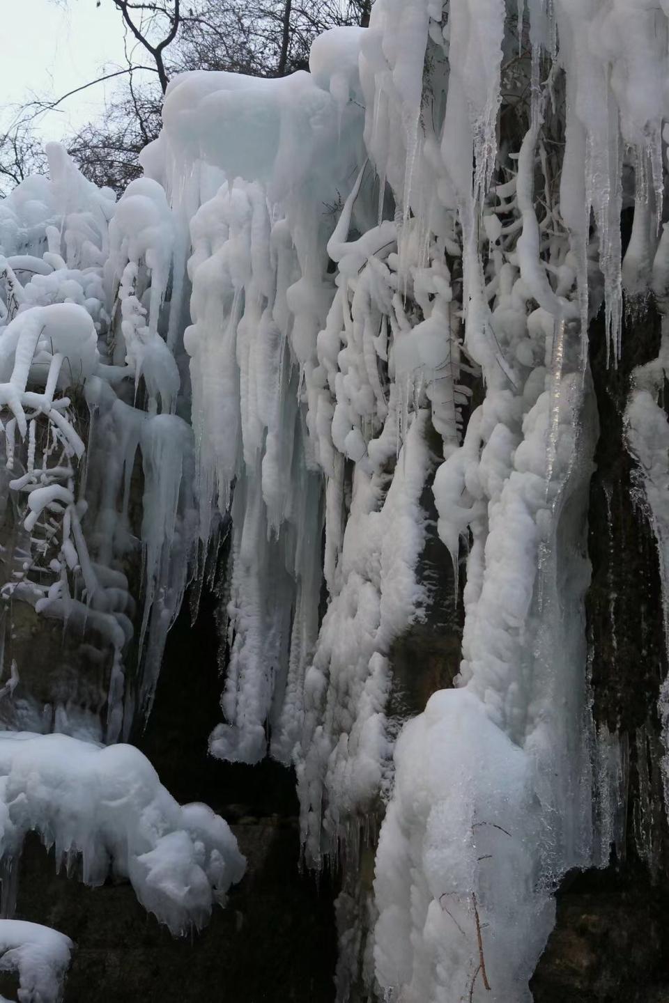 氣溫大降 焦作雲臺山現冰雪世界景色