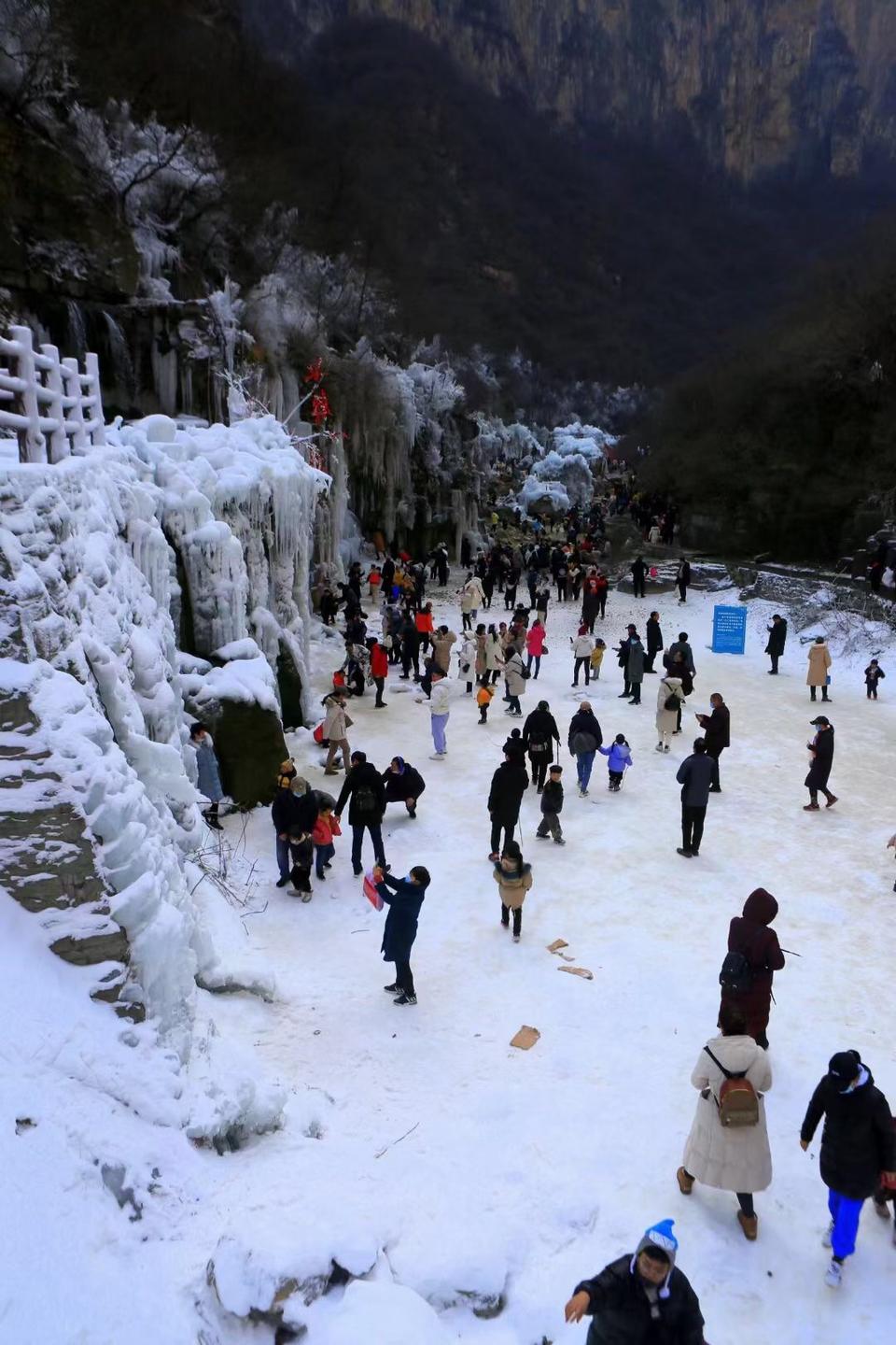 氣溫大降 焦作雲臺山現冰雪世界景色