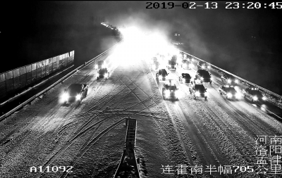 【汽車-文字列表】雪夜 高速路警護送數千滯留車輛過境