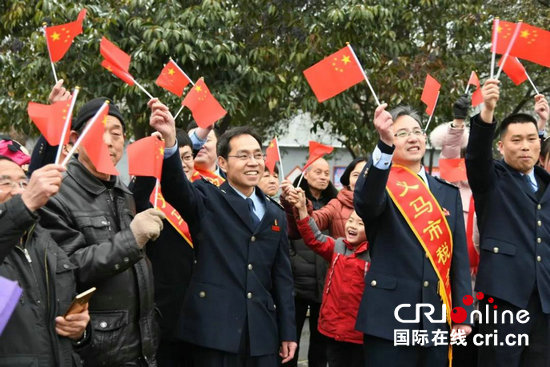 【河南在線-文字列表】【移動端-文字列表】河南義馬市鴻慶公園千人唱響《我和我的祖國》