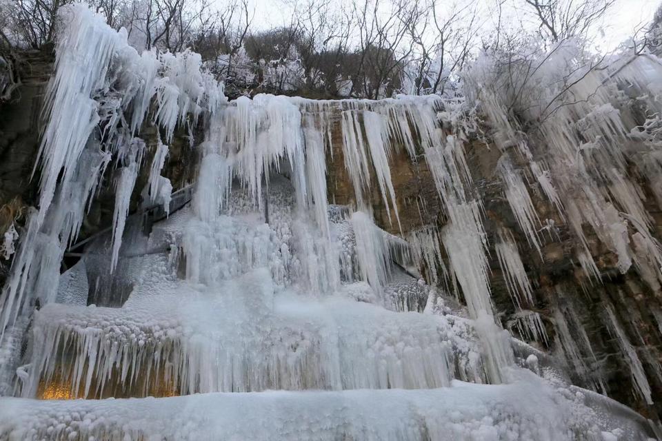 氣溫大降 焦作雲臺山現冰雪世界景色