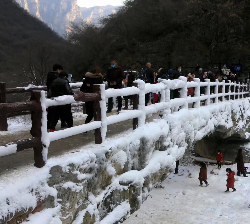 氣溫大降 焦作雲臺山現冰雪世界景色