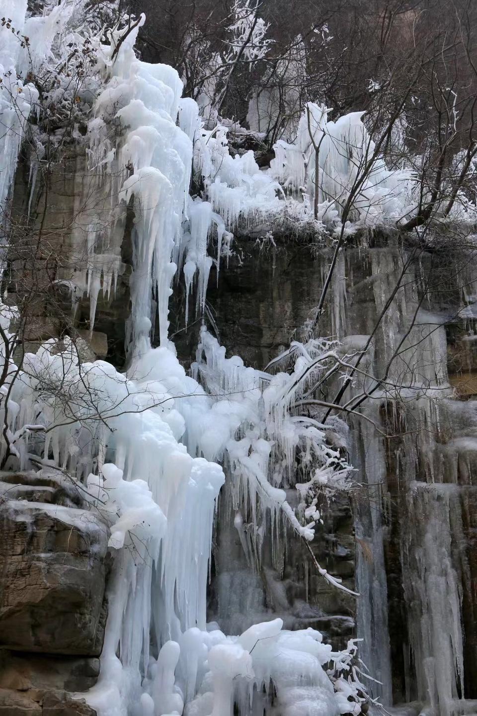 氣溫大降 焦作雲臺山現冰雪世界景色