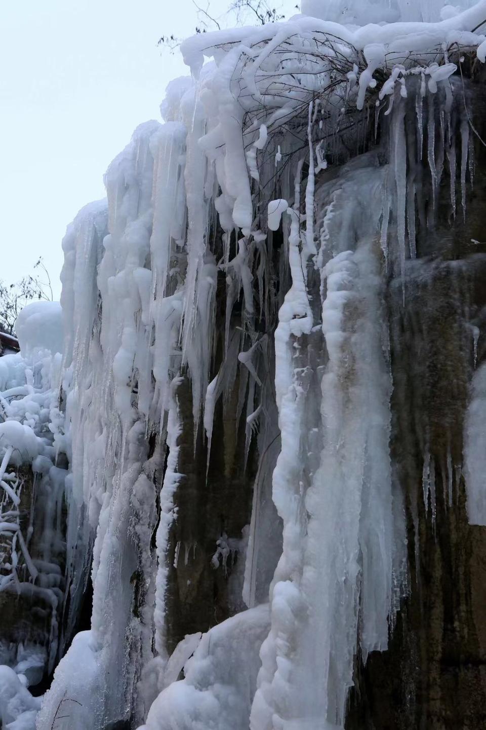 氣溫大降 焦作雲臺山現冰雪世界景色