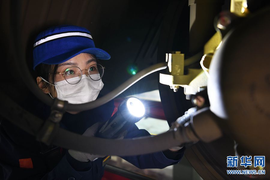 鄭州動車段“暖車姑娘”為動車護航