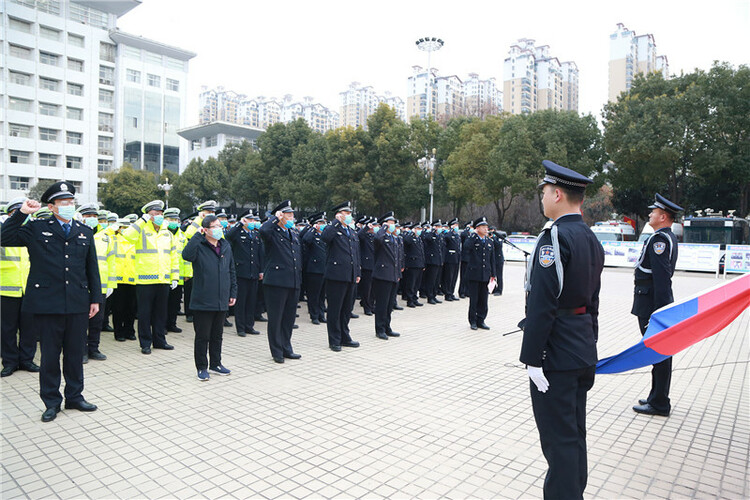 【原創】河南南陽多種形式慶祝首個中國人民警察節_fororder_鄧州市公安民警在慶祝首個中國警察節活動中宣誓 攝影 魯建雄.JPG