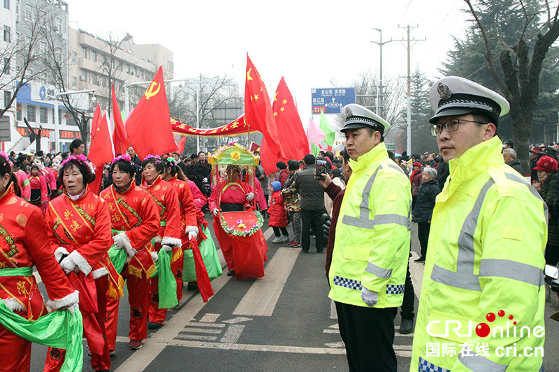 【焦點圖-大圖】【移動端-焦點圖（頁面標題：義馬公安完成元宵節社火展演安保任務）】河南義馬市公安局完成元宵節社火展演安保任務