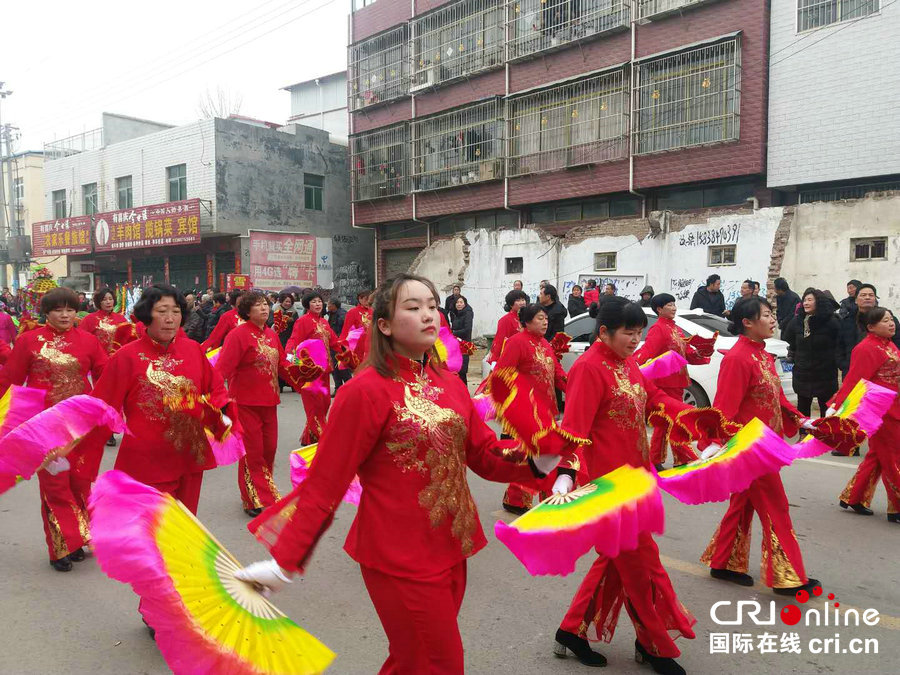 【焦點圖-大圖】【移動端-焦點圖（頁面標題：平頂山魯山縣四棵樹鄉：鑼鼓秧歌鬧元宵）】平頂山魯山縣四棵樹鄉：鑼鼓秧歌鬧元宵 文明新風助脫貧