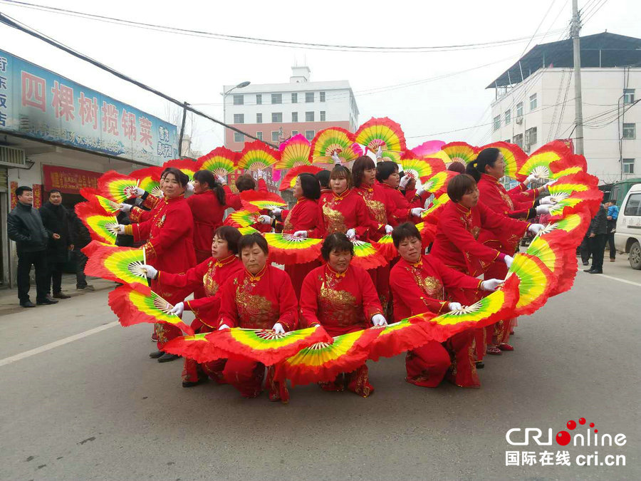 【焦點圖-大圖】【移動端-焦點圖（頁面標題：平頂山魯山縣四棵樹鄉：鑼鼓秧歌鬧元宵）】平頂山魯山縣四棵樹鄉：鑼鼓秧歌鬧元宵 文明新風助脫貧