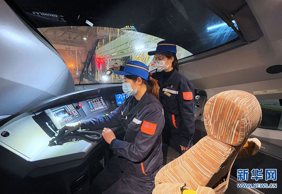 鄭州動車段“暖車姑娘”為動車護航