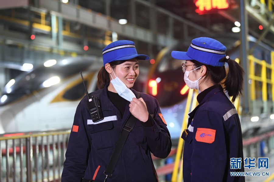 鄭州動車段“暖車姑娘”為動車護航