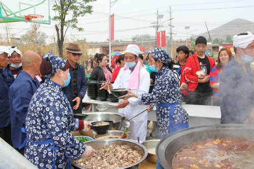 【河南供稿】河南郟縣造“天下第一饸饹床” 擺千人“饕餮”饸饹宴