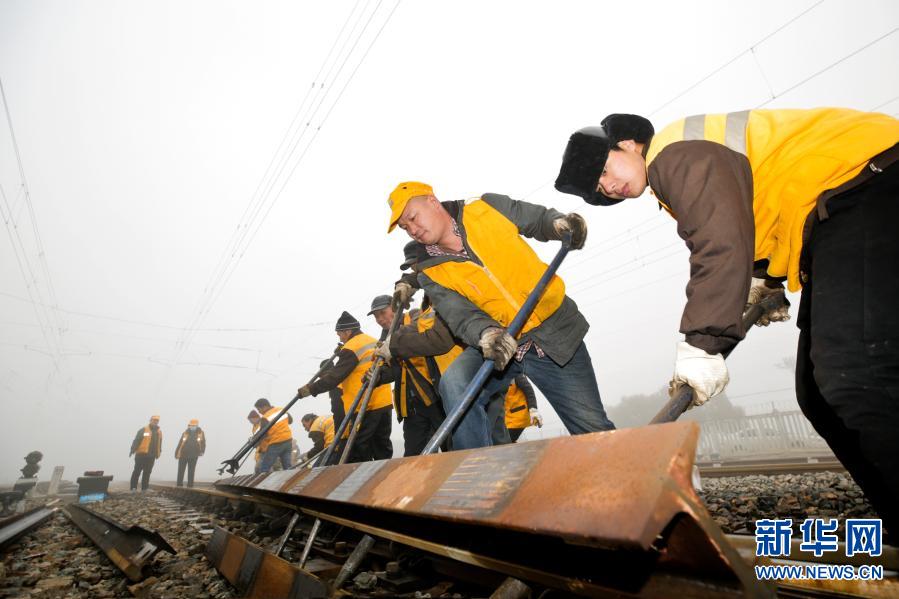 河南南陽：搶修線路設備 確保運輸安全