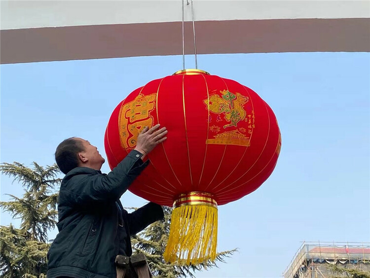 平頂山衛東區：挂燈籠 迎新年