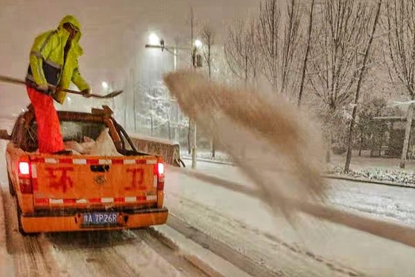 投撒融雪劑 、出動大型除雪車輛！鄭州啟動一級除雪預案