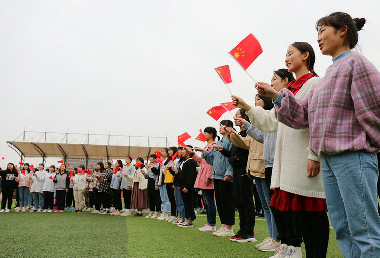 【河南供稿】河南寶豐縣舉行“團歌嘹亮 紅心向黨”快閃活動